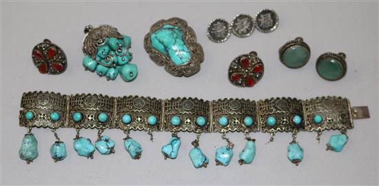 A group of Chinese silver filigree work and hardstone mounted jewellery, bracelet 8.5cm (8)